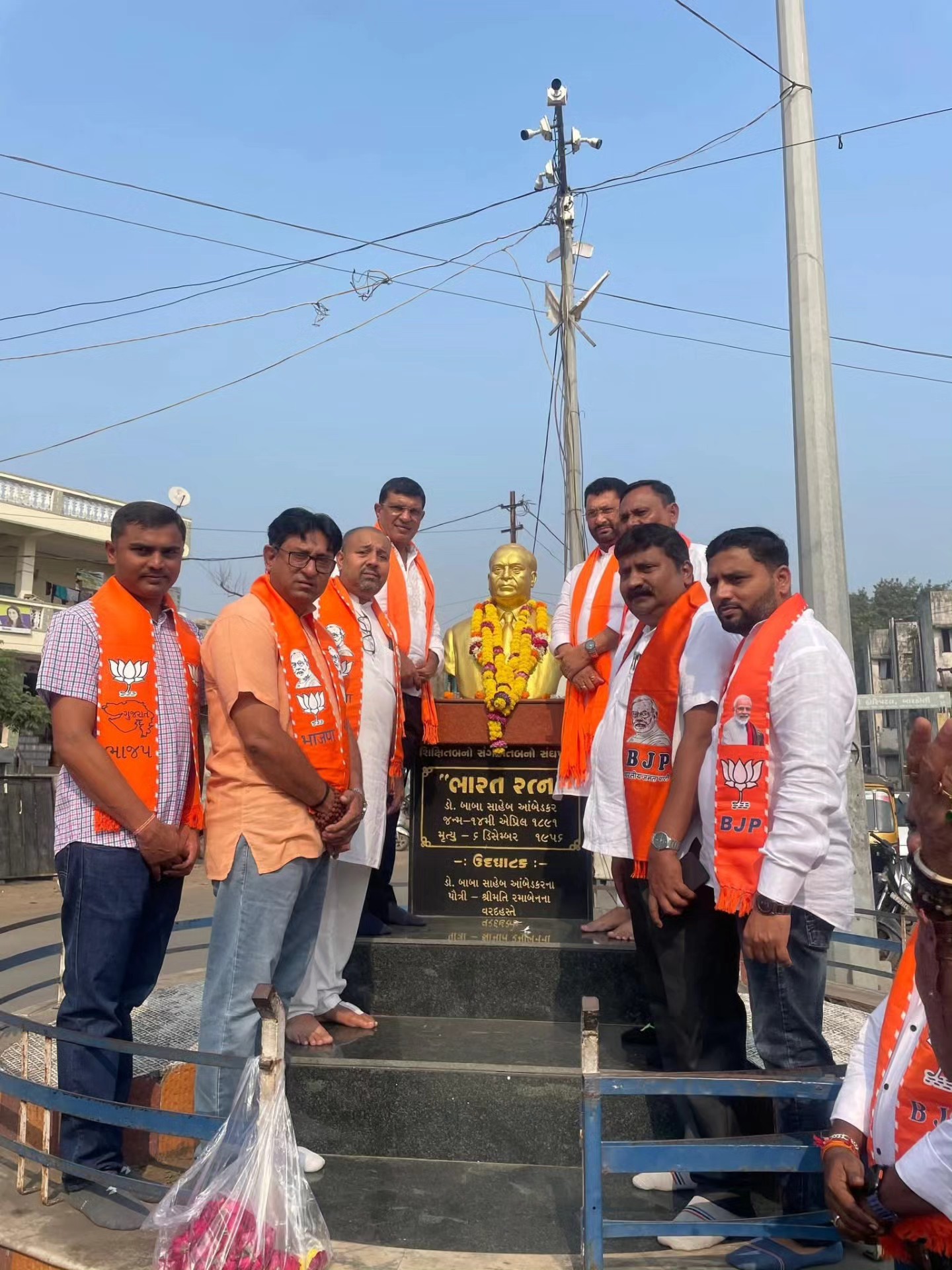 તા.૨૬-૧૧-૨૦૨૫ ના રોજ સંવિધાન દિવસ નિમિત્તે બારડોલી નગર ખાતે ભારત રત્ન ડૉ. બાબા સાહેબ આંબેડકરજીની પ્રતિમાને પુષ્પાંજલિ અર્પણ કરી સંવિધાન ગૌરવ યાત્રા યોજવામાં આવી. આ પ્રસંગે સુરત જિલ્લા ભાજપા પ્રમુખ ભરતભાઈ રાઠોડ પણ ઉપસ્થિત રહ્યાં.